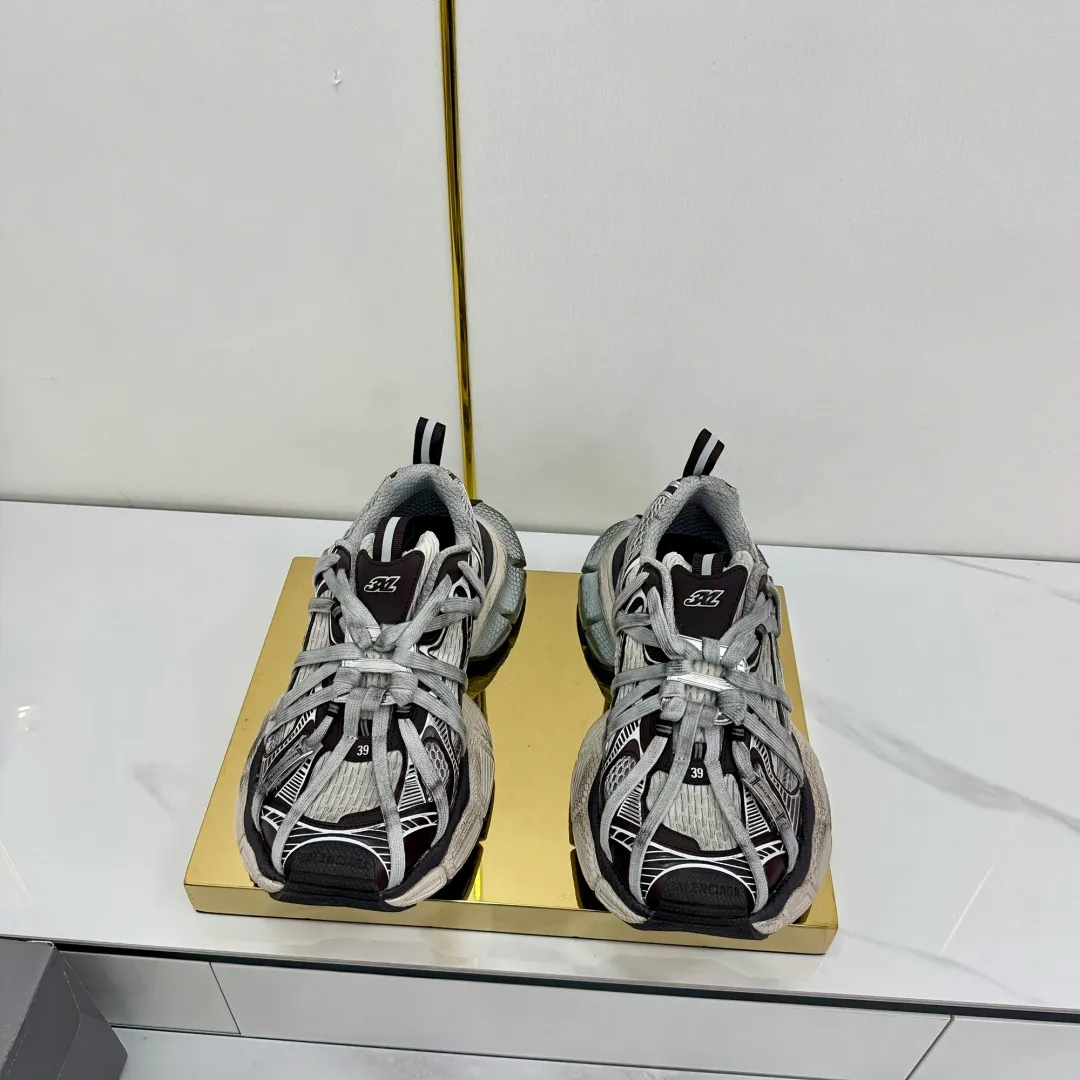 👟👟Ex-factory price 820👟👟 Balenciaga Balenciaga's latest popular 9th generation 3XL Sneaker Spider-Man series, couple's dad shoes, original purchase, development and production. Balenciaga 3XL Sneaker's overall shoe shape draws on the creative ideas of Balenciaga Track and Balenciaga Runner. It is equivalent to removing the outer frame of the Track shoe body while inheriting the streamlined shape and shape of the Runner. Track flat toe, new color matching, the entire shoe body is integrated into the spider binding shoelace design decoration, the exaggerated shape is more prominent. Fabric: original customized imported technical fabric + mesh inner lining: original customized breathable mesh lining. Outsole: original molded 5-layer ultra-light MD combination rubber sole. Bottom thickness: 5CM. Size: 35-45. Original packaging.